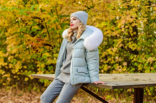 Model breigoed kleding bladeren achtergrond. Warme gebreide kleding. Voel je praktisch en comfortabel. Vrouw genieten van de herfst seizoen in het park. Kleding voor de rust. Meisje ontspannen in de natuur dragen van gebreide kleding pak en jas — Stockfoto