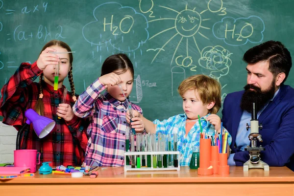 Okul kulübü eğitimi. Öğretmen ve öğrencilerin test tüpleri sınıfta. Kimya temalı kulüp. İlgi alanları ve konu kulübü. Grup etkileşimi ve iletişim. Hobilerini, yeteneklerini ve becerilerini paylaş.