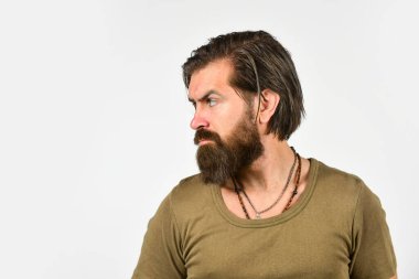 Güzellik ve saç stili. Zalim sakallı hippi. Yakışıklı bir adam. Berber salonu. Erkek tenine dikkat et. Tıraş olma sıkıntısı çeken yağlı cilt için iltihap önleyici ve yatıştırıcı maddeleri seçin.