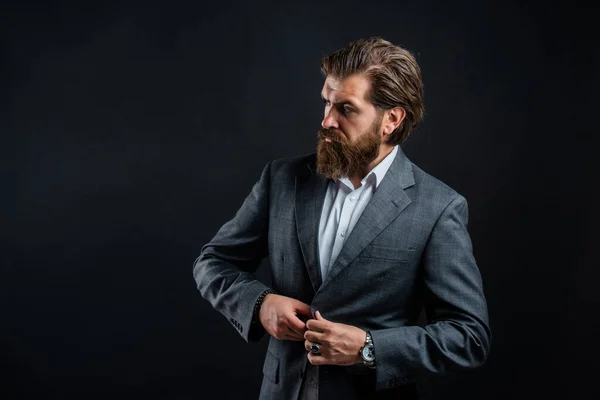 Uomo con barba indossare abito grigio stile aziendale, concetto ufficiale evento — Foto Stock