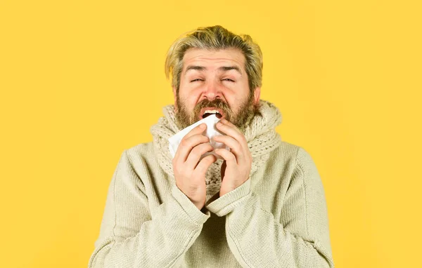 中国のコロナウイルスです。伝染病に対する耐性。ヒップスターはくしゃみをして鼻を吹き飛ばす。アレルギー反応。炎症過程だ。病気の男は鼻水が出る。インフルエンザやウイルス感染症の症状 — ストック写真