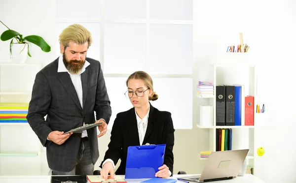 Collega 's communicatie. Ondergeschiktheid en teamwerk. Zakenrapport. Succesvolle zaken. Zakelijk koppel aan het werk. Een paar collega 's. Juridisch advies. Man en vrouw baas manager directeur — Stockfoto