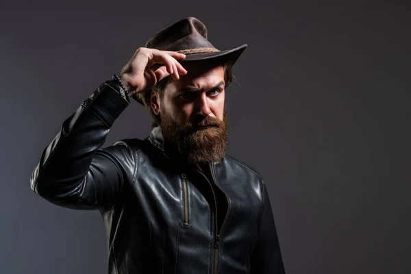 Жорстокий чоловік ковбойський капелюх шкіряний піджак, концепція мужності — стокове фото