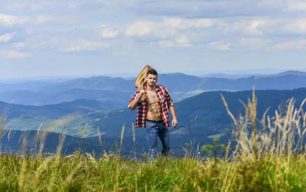 Szórakozás. szexi férfi kockás inges gitárral. hipszter divat. Nyugati kempingezés és túrázás. Boldog és szabad. Cowboy férfi csupasz izmos felsőtesttel. akusztikus gitáros. country zene dal — Stock Fotó