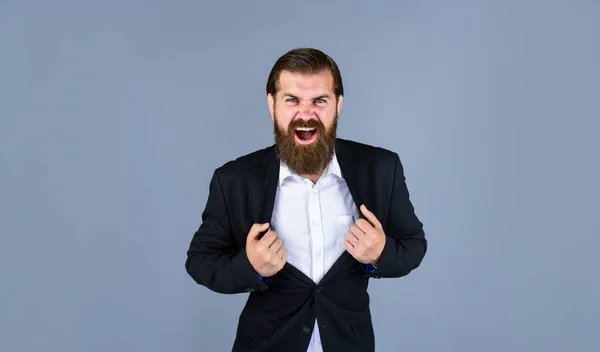 Agresivo hombre de éxito con estilo en traje posando. El hombre de negocios usa traje. estilo de vida oficial de oficina. hombre barbudo serio. hombre guapo y exitoso en traje caro. Él está en camisa blanca — Foto de Stock