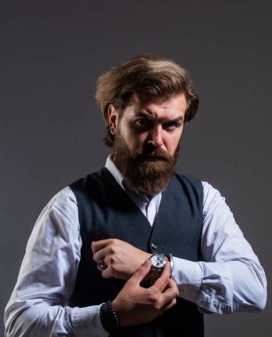 Zamanı geldi. Elli saati olan tişörtlü adam. Takım elbiseli başarılı bir adam. İş adamı takım elbise giyer. Resmi ofis hayatı. Ciddi sakallı adam. Pahalı takım elbiseli yakışıklı ve başarılı adam.