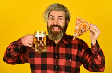 Paket pizza. Buradaki en iyi parti. Bekarlar kulübü. Barda eğlenip içiyoruz. Güzel bar menüsü. Adam bira içip pizza yerken futbol seyrediyor. Pizza yemek ve içmek.