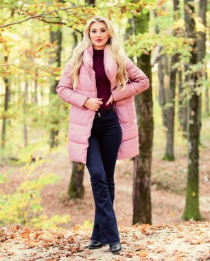 Puffer moda konsepti. Kıyafet kirpi kürkünün şık görünebileceğini kanıtlıyor. Parkta şık sarışın kız yürüyüşü. Herkesin giymesi gereken ceketler. Almak için en iyi kabarık ceketler. Yıldız gibi nasıl rock 'çı ceketi giyilir