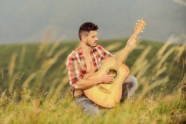 O músico inspirado toca balada de rock. Componha a melodia. Ambiente inspirador. Homem com guitarra no topo da montanha. Música acústica. Festival de música de verão ao ar livre. A tocar música. Som de liberdade — Fotografia de Stock