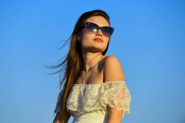 Jou verleiden. Vrij en gelukkig. zorgeloos meisje kijken op de zon. Modestijl. In een romantische bui zijn. Jongerenschoonheid. Mooie sexy jonge vrouw brunette haar. zomervakantie en vakantie Tijd om te ontspannen — Stockfoto