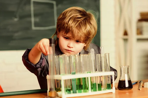 천재 학생. 화학 분석. 과학적 개념. 윈드 킨드는 화학 실험을 했어. 남자 아이들은 현미경으로 시험관 화학 수업을 합니다. 아이는 화학을 공부 합니다. 생명 공학과 약국 — 스톡 사진