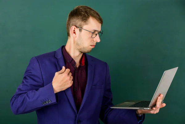 Homme d'affaires prospère en veste. retour à l'école. mâle avec ordinateur. connaissance ay concept. Il a l'air intelligent avec des lunettes. vêtements de bureau et concept de mode. prêt pour l'apprentissage. Enseignement scolaire — Photo