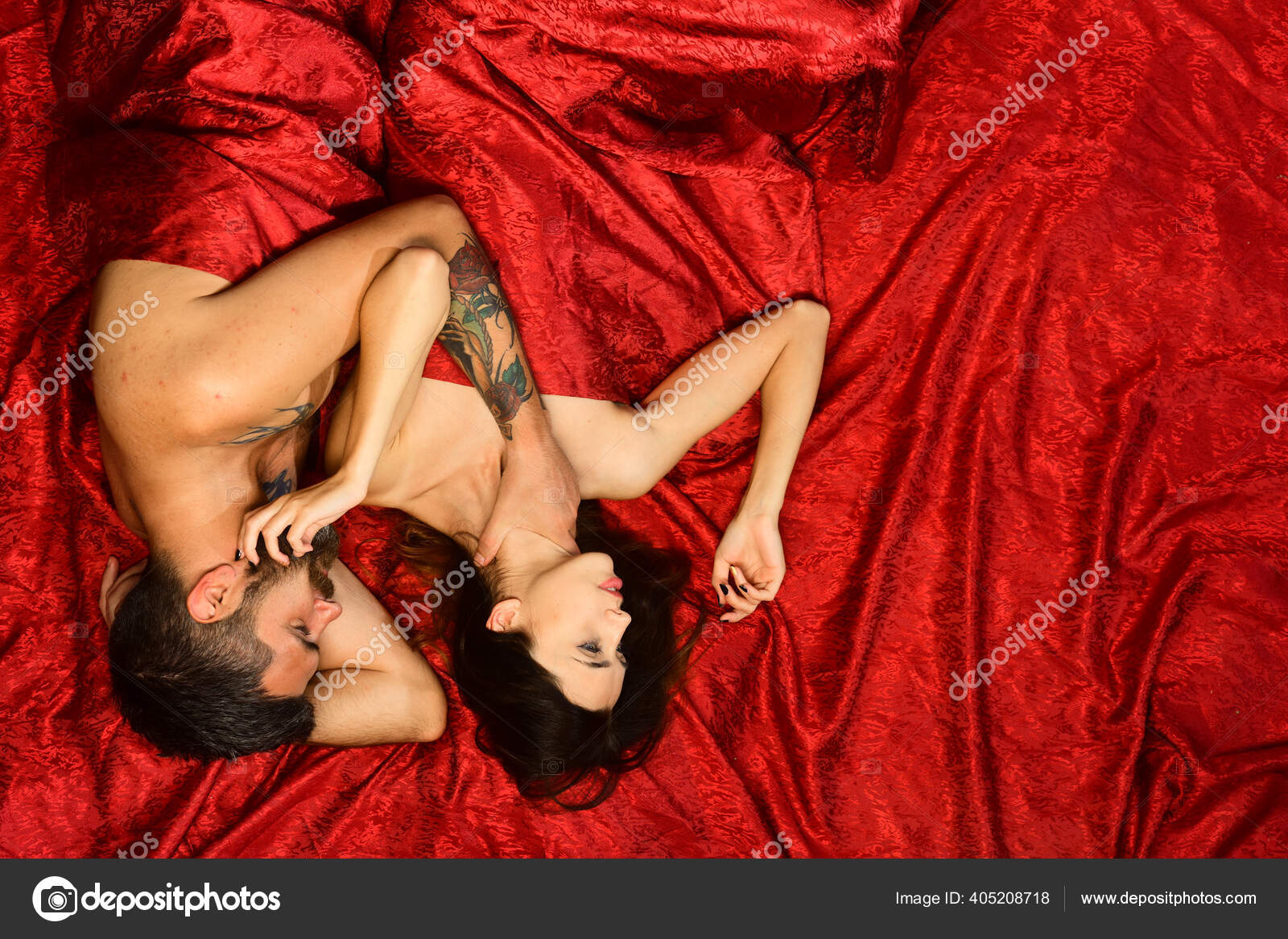 Gizli oda keyifleriKısmen çıplak vücutlarYatan çift