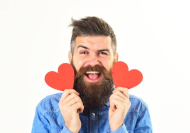 Sakallı, mutlu yüzlü, kırmızı kalpli bir adam