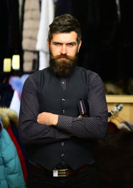 Nakit parası ve pahalı paltoları olan bir iş adamı. Sakallı müşteri.