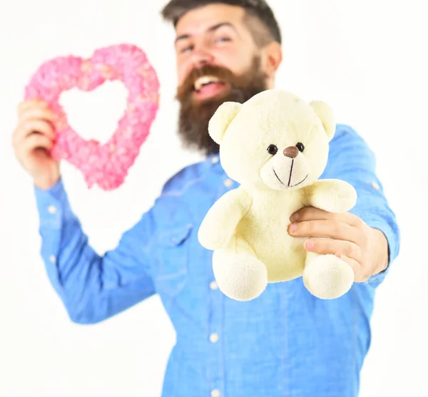 Adulto cara atraente com urso de brinquedo. — Fotografia de Stock