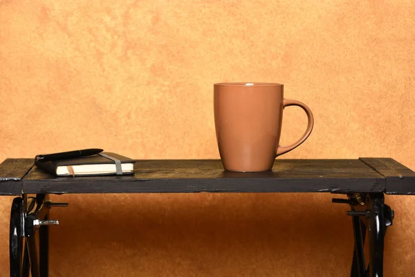 Herbata lub kawa na niskim czarnym stole w nowoczesnym wnętrzu. — Zdjęcie stockowe