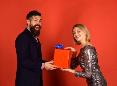 Romantizm ve kutlama konsepti. Erkek arkadaşı kız arkadaşına hediye verir..