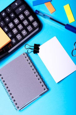 Gri defter ve kalem yakınındaki farklı renklerin yer imleri