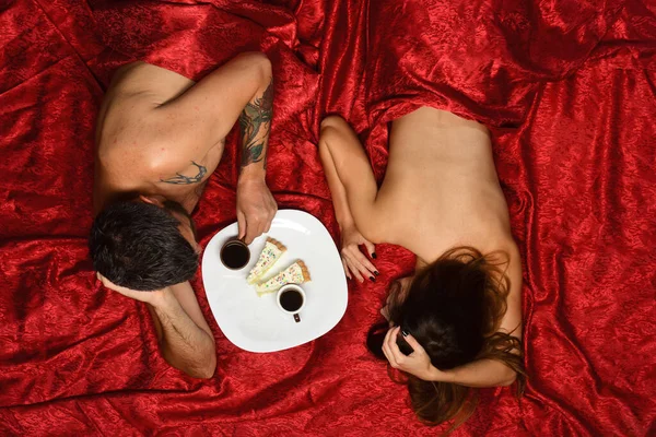 Sakallı adam, yatakta bir kadınla romantik bir kahvaltı yapar. — Stok fotoğraf