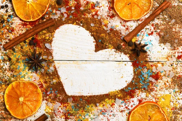 Koncept kuchyně nebo chuti. Dřevěné lžíce se suchými oranžovými plátky — Stock fotografie