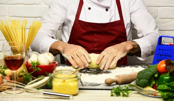 Kocken tjänar stålar. Koncept för matlagningsprocess. — Stockfoto