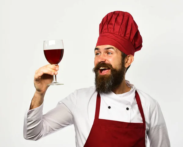 Chef som håller ett glas vin och bjuder på en skål — Stockfoto