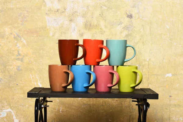 Mesa de café e copos elegantes brilhantes de cores diferentes. — Fotografia de Stock