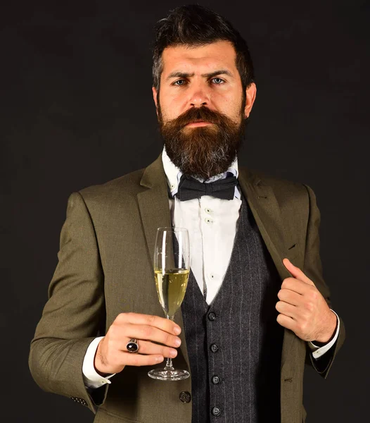 Conceito de partido corporativo. Homem com barba segura copo de champanhe — Fotografia de Stock