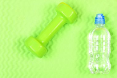 Sağlıklı yaşam tarzı, spor ve ağırlık antrenmanı konsepti.