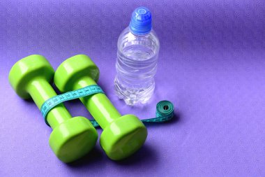 Spor ve sağlıklı yaşam tarzı kavramı. Dambıllar ve mezuralar