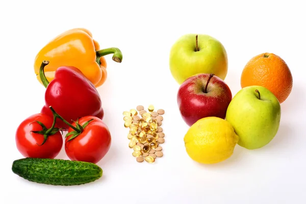 Omega 3 cápsulas, manzanas, cítricos y verduras. —  Fotos de Stock