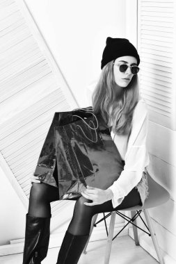 Renkli hediye paketi olan güneş gözlüklü güzel seksi kadın.