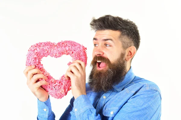 L'homme heureux tient le symbole de l'amour isolé sur fond blanc. — Photo