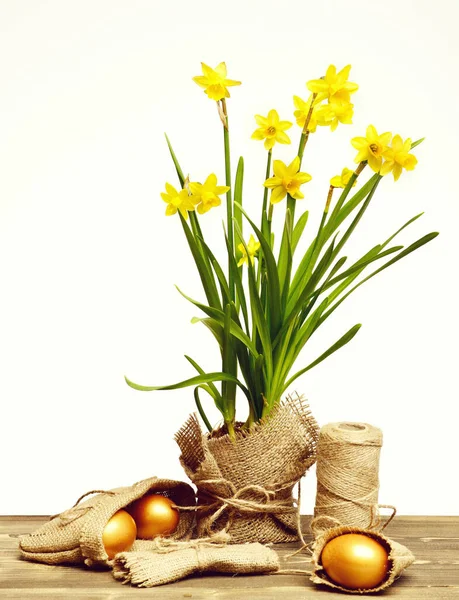 Spring yellow narcissus, golden easter eggs and thread or rope — Stock Photo, Image