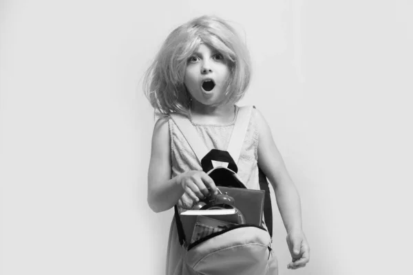 Chica en vestido con mochila. Niño con despertador — Foto de Stock