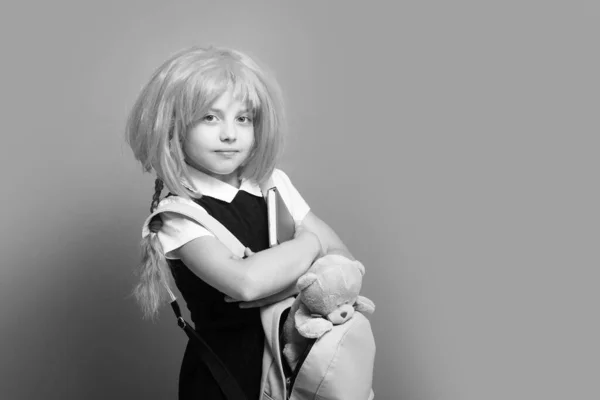 Miúdo com cara séria no uniforme da escola. Conceito de infância — Fotografia de Stock