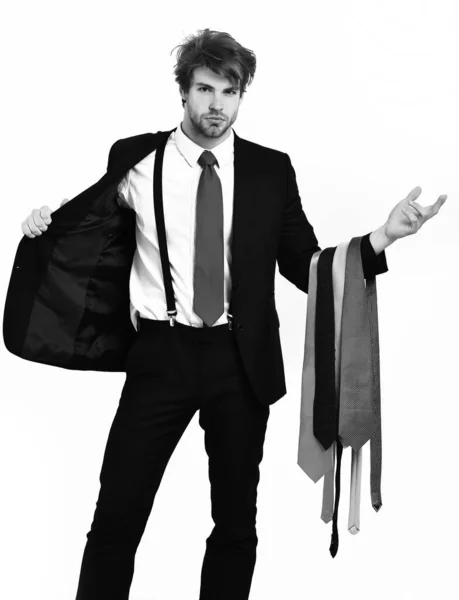 Barbudo macho elegante hombre en traje elegante con corbatas — Foto de Stock