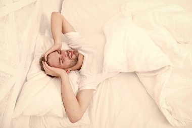 Uyku problemleri sabahları baş ağrılarına yol açabilir. Yatakta dinlenen yakışıklı adam. Horlamak baş ağrısını artırabilir. Uyku apnesinin yaygın belirtileri. Sabahın erken saatlerinde baş ağrısına neden olur. Migren ağrısı.