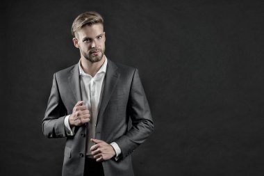 Resmi kıyafetli bir yönetici. Mavi ceketli ve gömlekli adam. Sakallı ve şık saçlı bir iş adamı. Moda, tarz ve kıyafet yönetmeliği. İş, girişimcilik ve kariyer konsepti, vintage, kopyalama alanı
