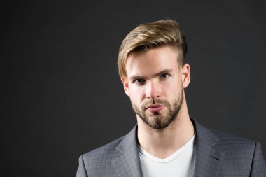 Adam ciddi sakallı, tıraşsız, mükemmel saç stili koyu bir geçmişi var. Saç stilini daha iyi yapmak için basit hack 'ler. Doğru ürün stili saç kullan. Kendine güvenen, düzgün saç stili olan. Berber saç stili ipuçları