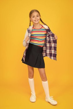 Sonbahar günleri için mükemmel katman. Sonbahar bakışlı mutlu küçük çocuk. Küçük kız sonbahar tarzında gülümsüyor. Gündelik sonbahar kıyafeti