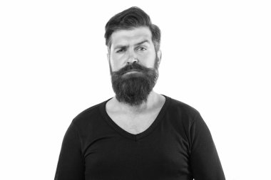 Adam günlük kıyafet giyiyor. Kuaföre ya da berbere gittikten sonra vahşi bir adam. Tıraşsız suratlı sakallı bir adam. Sokak tarzı. Modern yaşam tarzı. Sakallı olgun hippi. Sonbahar erkek modası