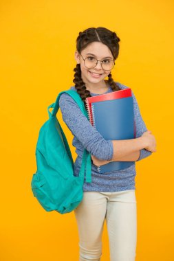 Mükemmellik okulu. Mutlu çocuk çantası ve kitaplar. Küçük çocuk okula geri döndü. 1 Eylül. Bilgi toplama günü. Eğitim ve öğrenim. Başla. Okulun temel ihtiyaçları için alışveriş. Gelecek burada başlıyor.
