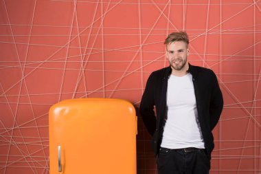 Erkek iç mimar buzdolabının yanında. Parlak buzdolabı ev aletleri iç nesne. Tasarımcı iç mekâna aksan eklemiş. Eski tip sarı buzdolabına yaslan. Dahili parlak detay tasarımı