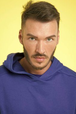 Süslü, şık sakal uçları. Sakallı adam çekici bir görünüme önem verir. Saç ve sakal bakımı. Tımar malzemeleri ve profesyonel ürünler. Berberler nihai sakal tımarlama ipuçları