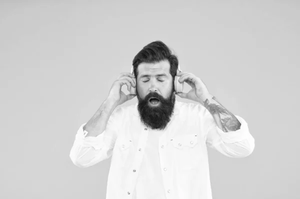 Problema auditivo. Fones de ouvido barbudos. Auscultadores sem fios modernos. Músicas de dança. Saúde das orelhas. Música alta. Tecnologia de cancelamento de ruído ativo. Hipster ouvir música fones de ouvido estéreo — Fotografia de Stock