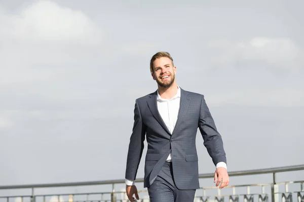 Framgång hans efternamn. Affärsman framgångsrik entreprenör i kostym promenader utomhus solig dag himmel bakgrund. Människan självsäker och välvårdad njuta av frihet. Tur och framgång koncept. Känn dig överlägsen — Stockfoto