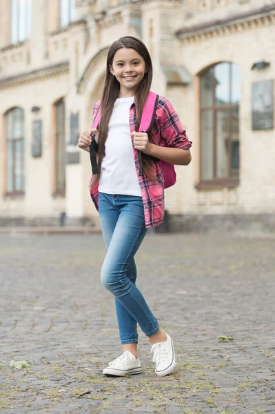 La infancia feliz crea un futuro feliz. Un niño pequeño va a la escuela. Educación infantil. De vuelta a la escuela. 1 de septiembre. Actividad extraescolar. Centro de cuidado infantil. Cuidado de niños. Día internacional de los niños — Foto de Stock