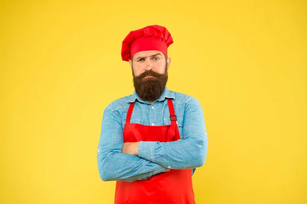 Votre événement spécial. brutal cuisinier masculin en chapeau et tablier. homme professionnel cuisinant. cuisine du restaurant et culinaire. entreprise de restauration. Bienvenue dans notre café. C'est l'heure du déjeuner. sérieux chef barbu — Photo